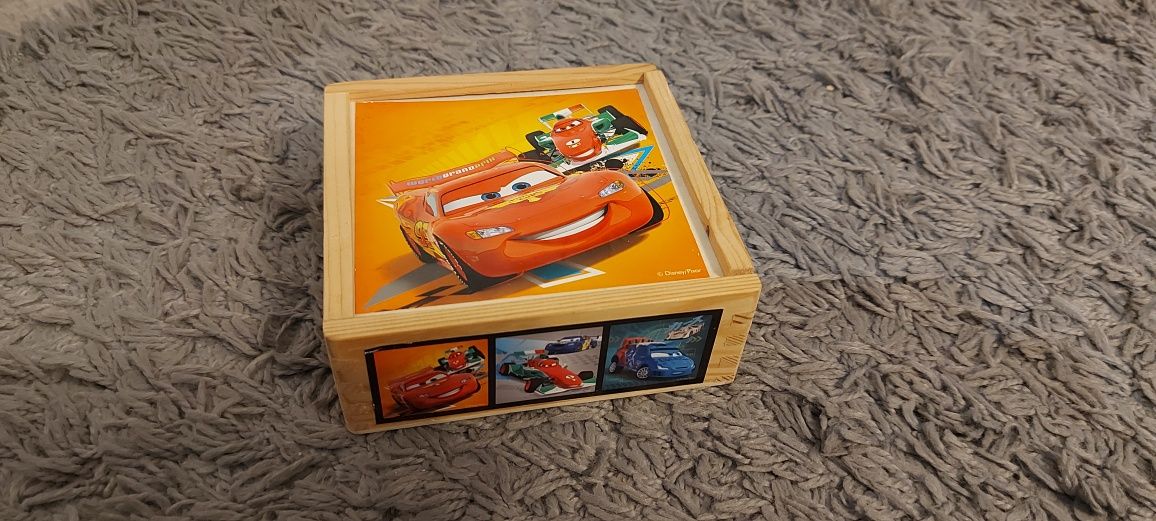 Drewnie klocki w pudełku z obrazkami Cars