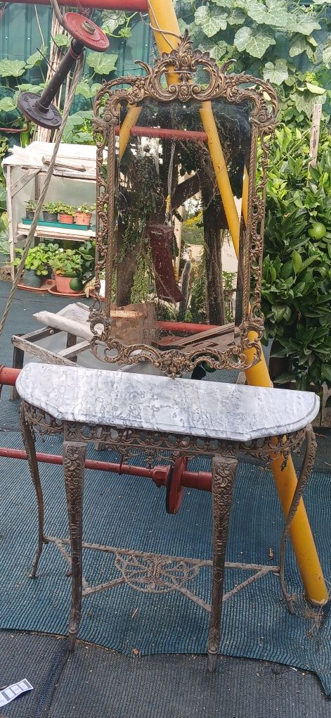 Mesa e espelho estilo antigo