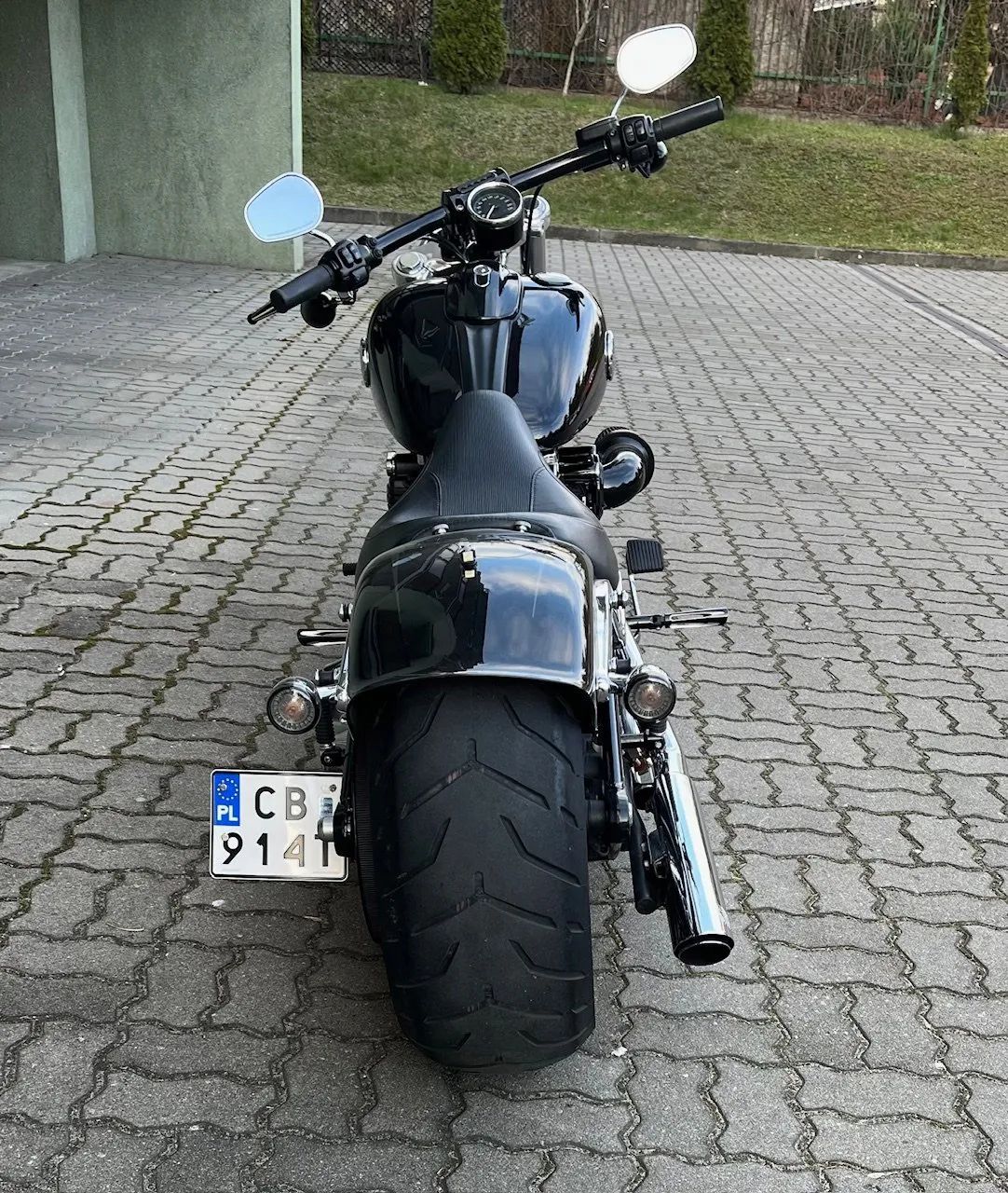 Harley-Davidson Softail Breakout 103 cale, pneumatyka Legend