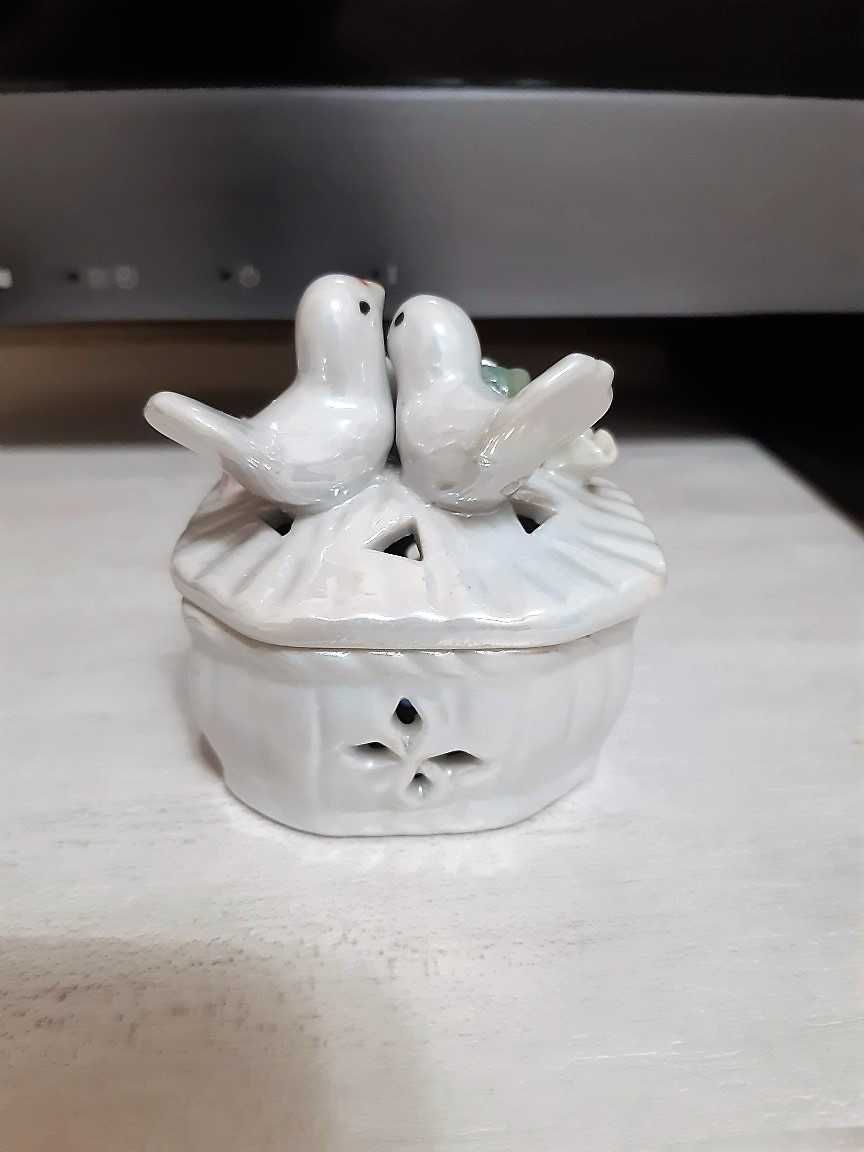 Porcelanowe puzderko z gołąbkami