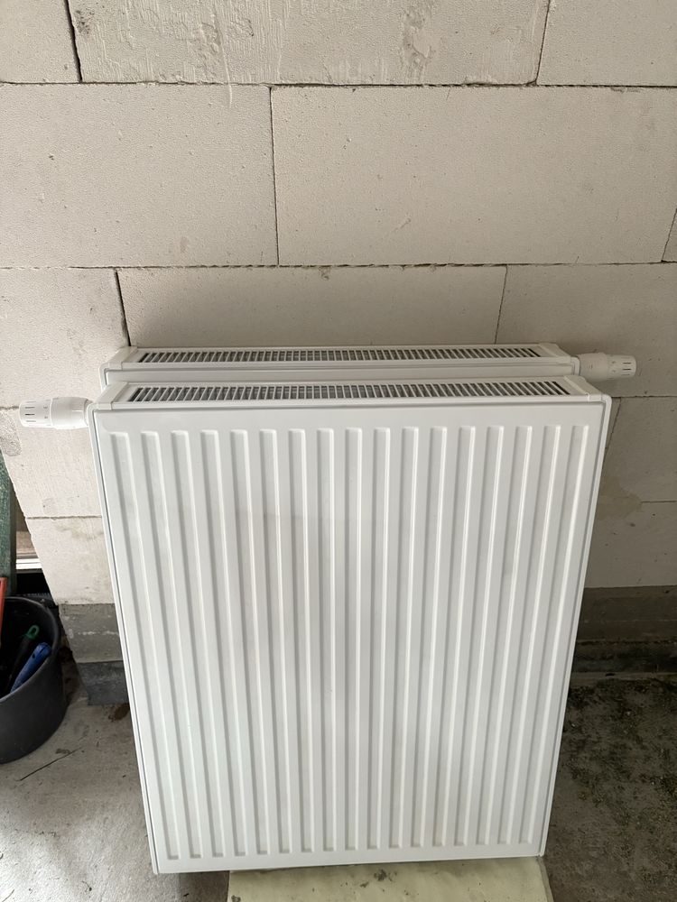 Nowe grzejniki 900/700 wraz z glowica i ichwytami