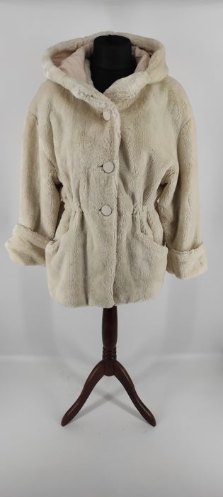 Futro damskie w kolorze ecru z kapturem zima