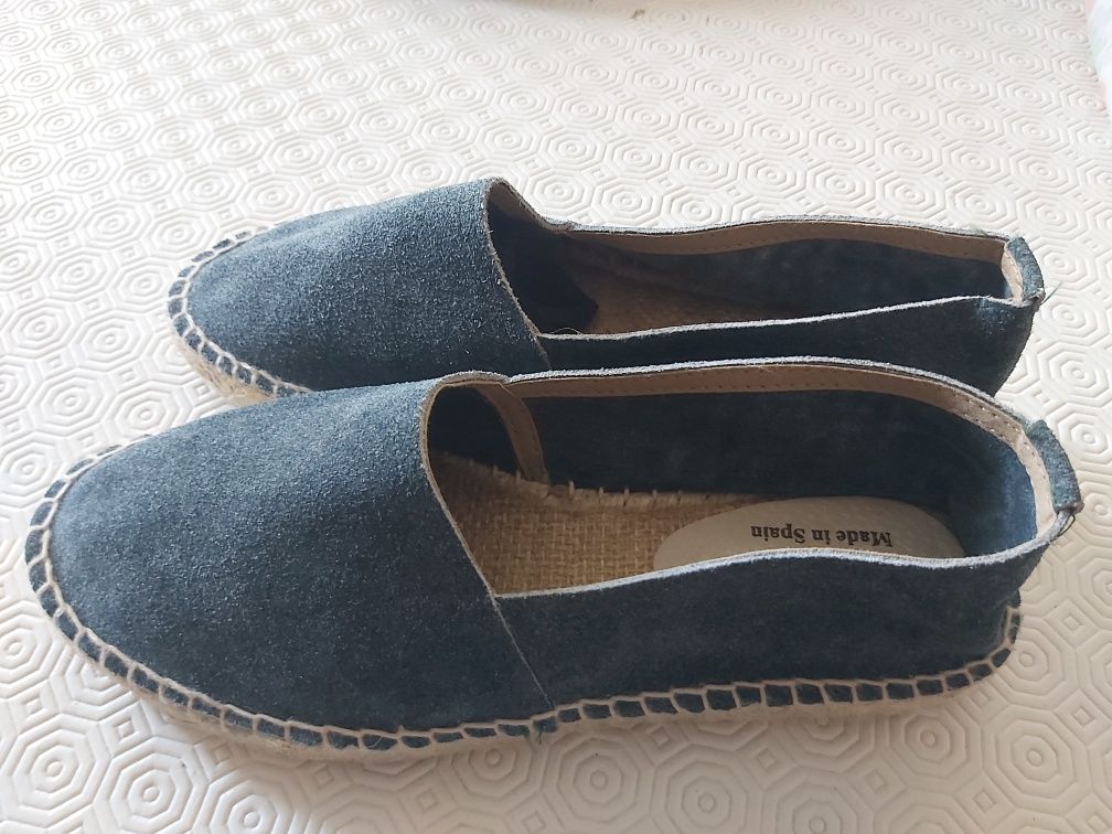 Alpergatas de corda e pele azul, Novas