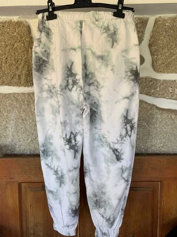 Calças de fato de treino tie-dye com cordão brancas com frase Bershka