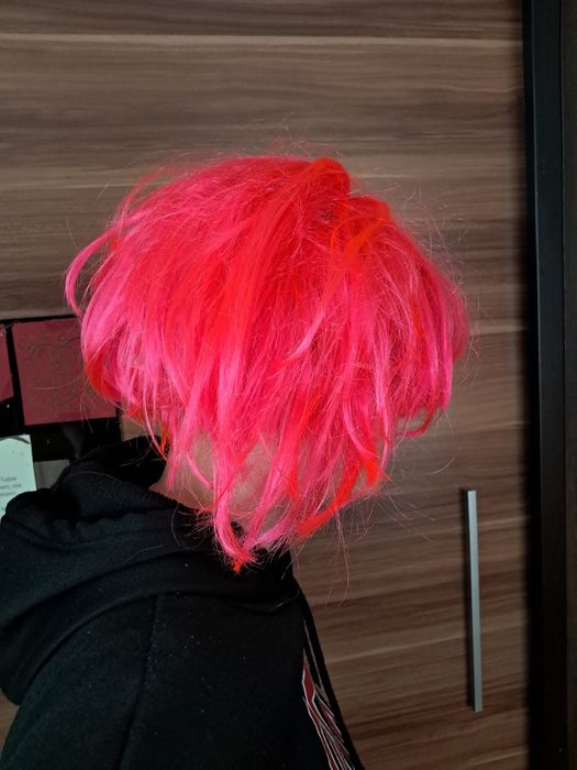 Peruka neonowy róż Bob Halloween