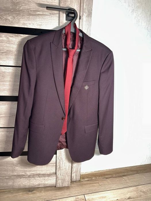 Брючний костюм на чоловіка колір бургунді