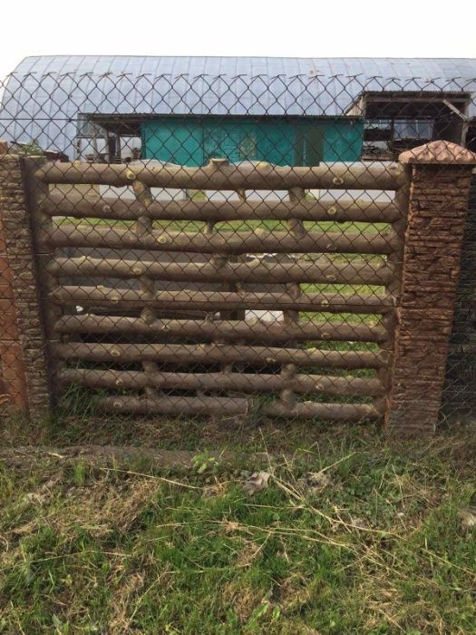 Бетонний паркан та стовпчики