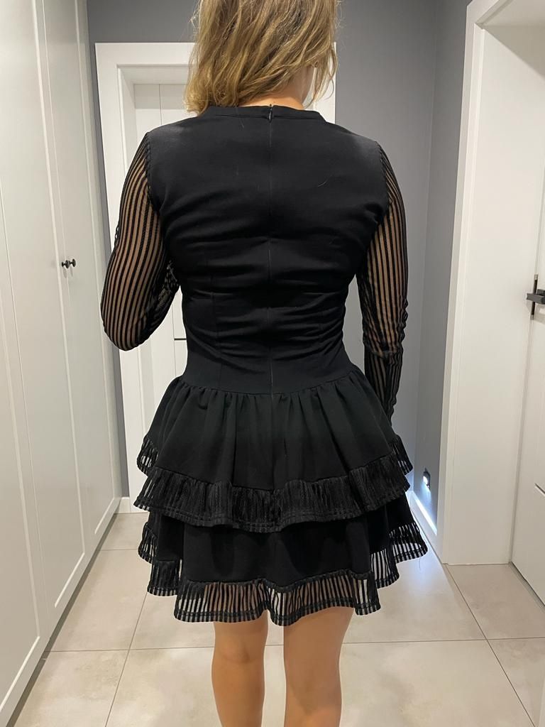Czarna sukienka z falbanami, mini