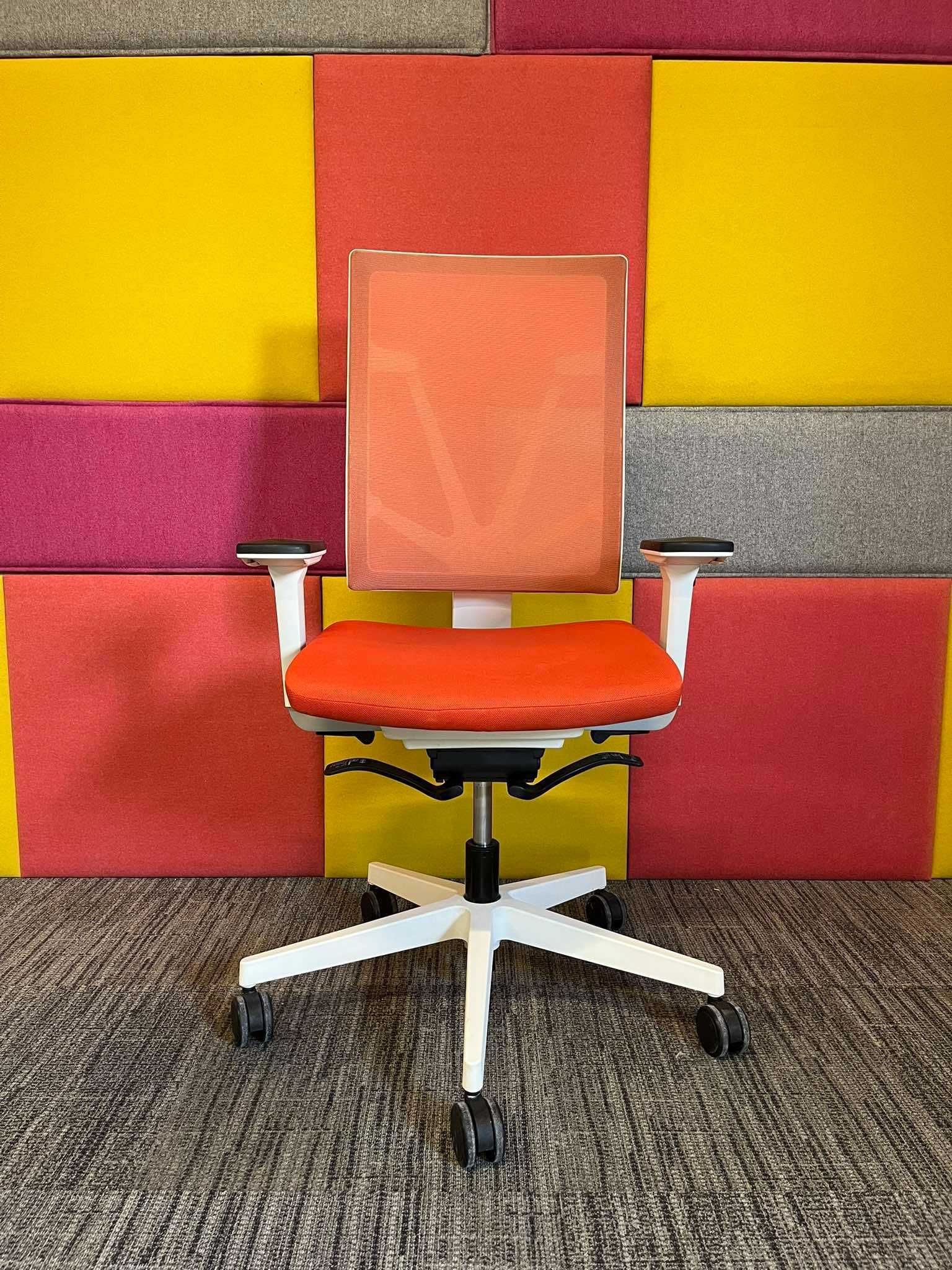 Fotel biurowy obrotowy Nowy Styl 4ME ergonomiczny piękny