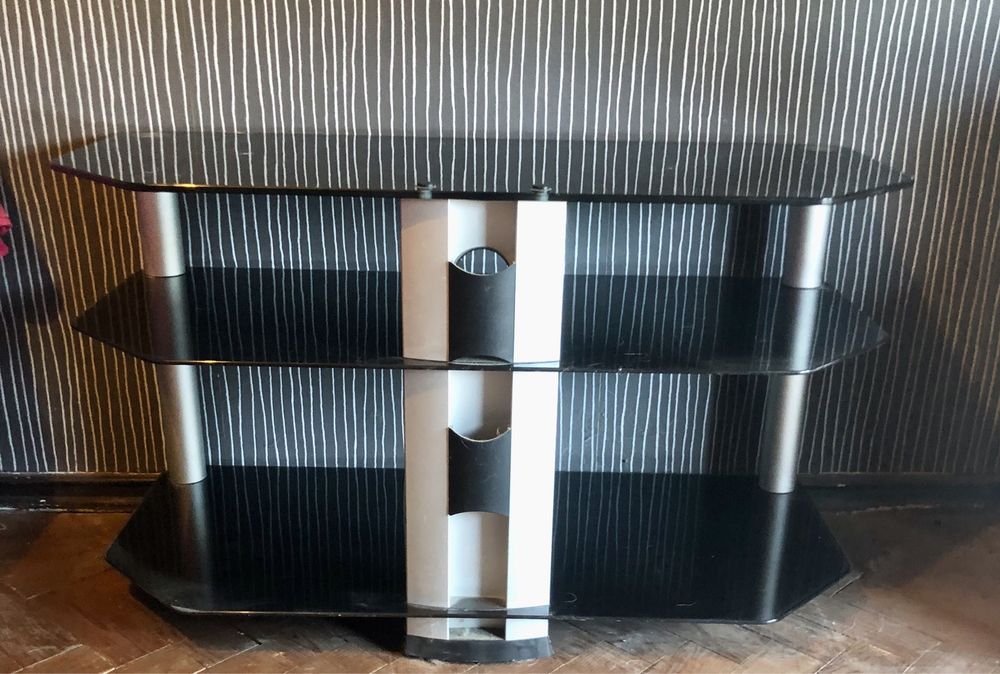 TV Lg 43 Polegadas com mesa de apoio moderna
