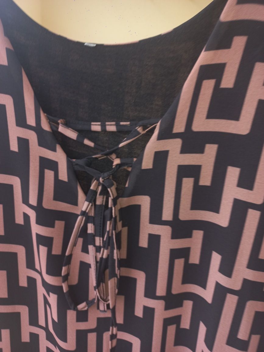 Wloska elegancka sukienka w modny geonetryczny print 44 46