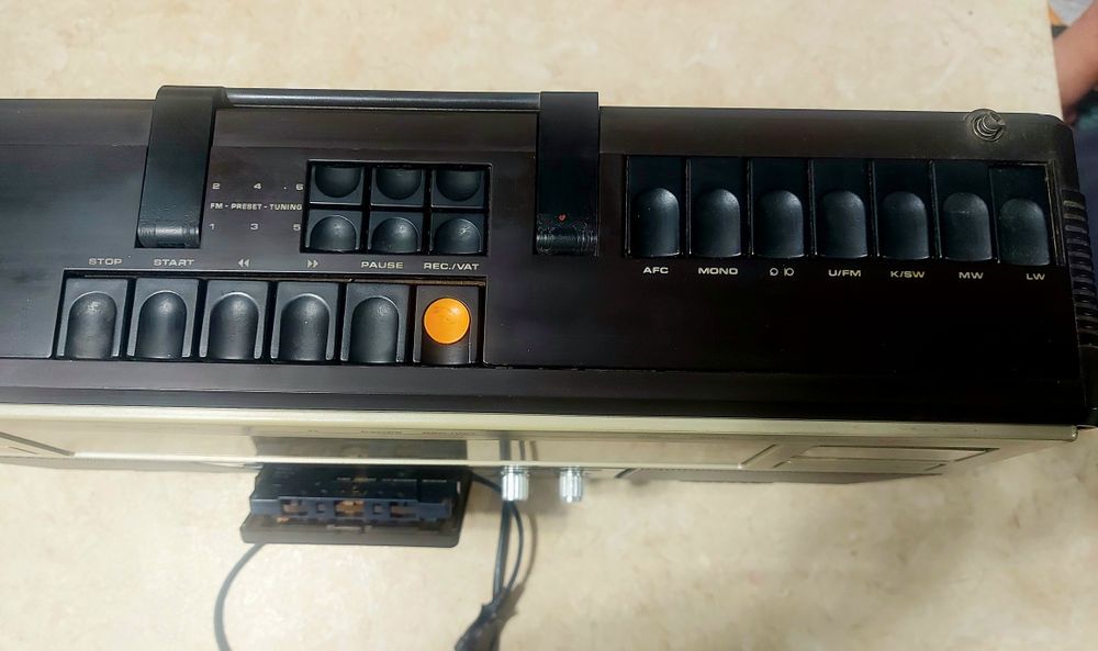 Grundig магнитола.