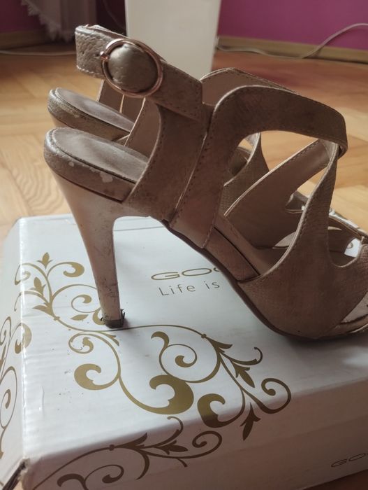 Buty damskie na obcasie
