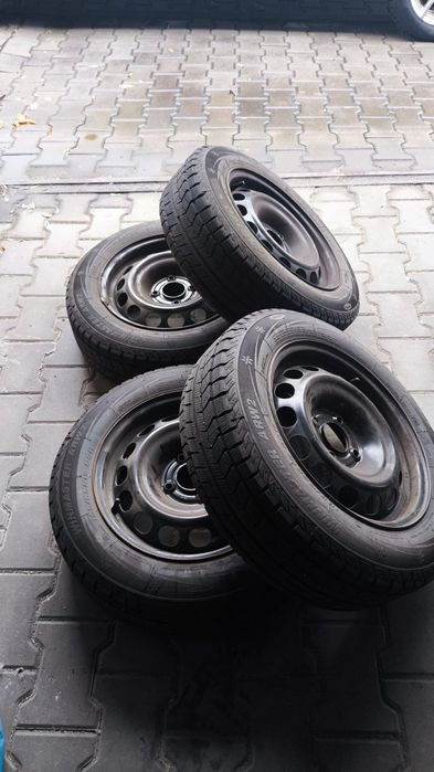 Opony zimowe z felgami.