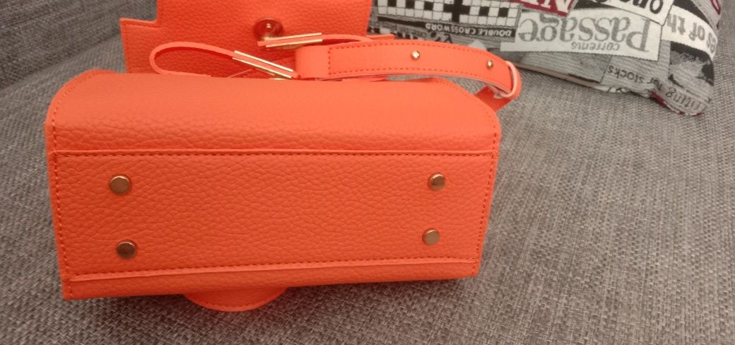 Новая сумка в оранжевом цвете