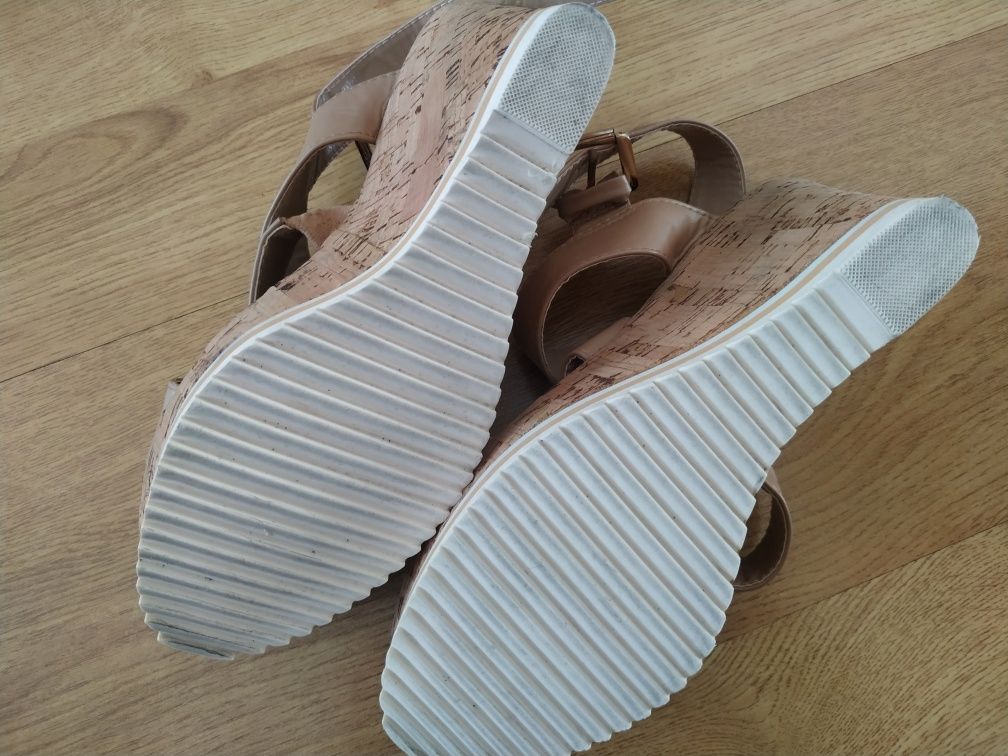 Beżowe nowe buty  sandały na koturnie 40 Jenny Fairy