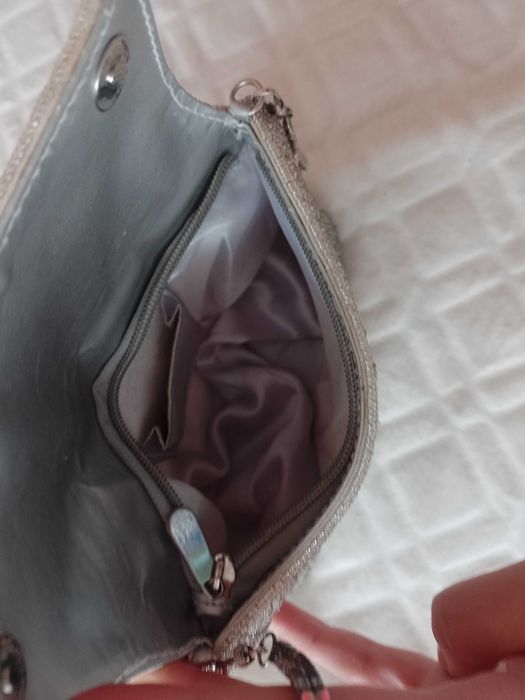 Bogato zdobiona torebka wieczorowa z Londynu, kuferek