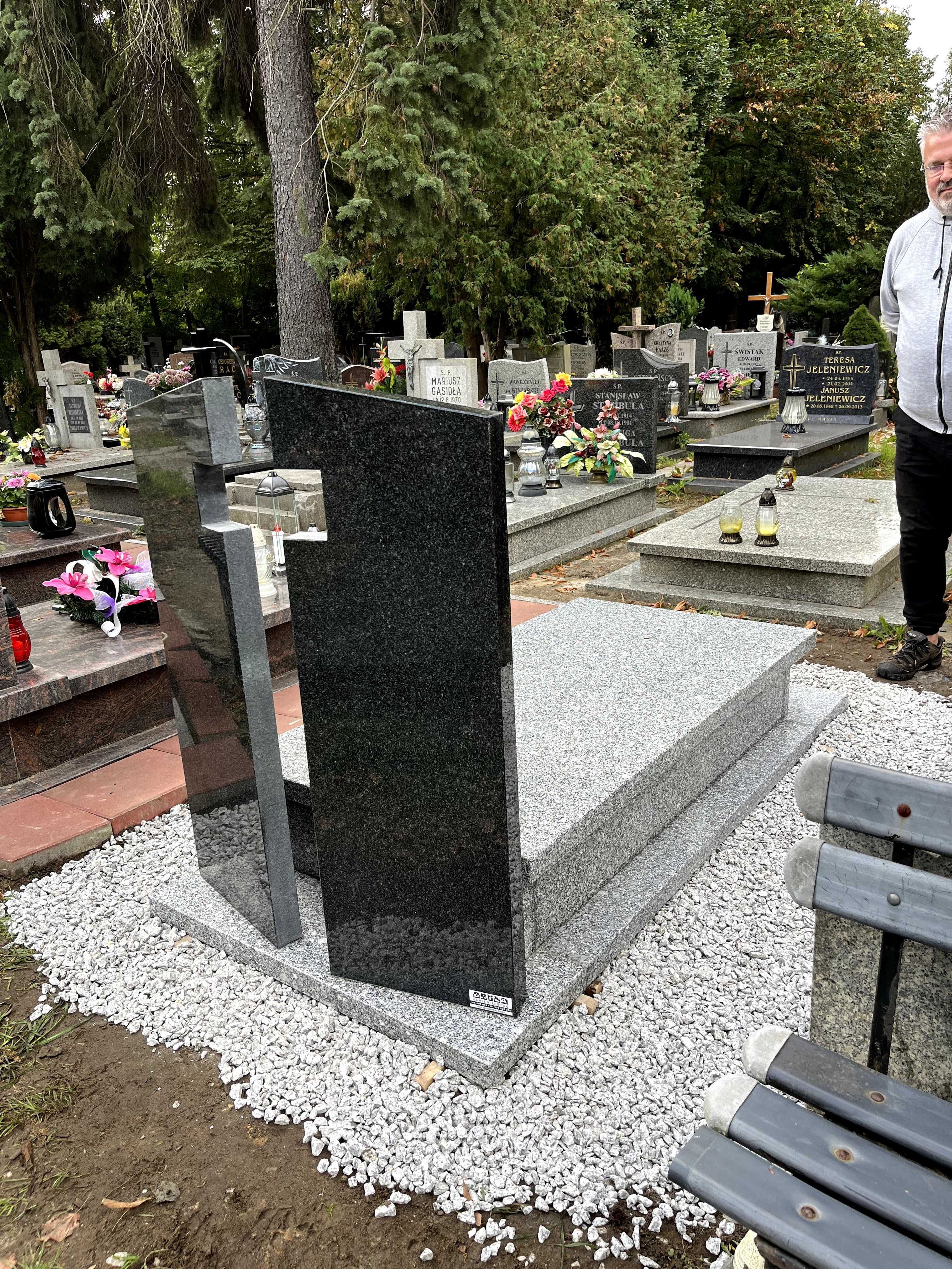 Nagrobek granitowy KRZYŻ BRYŁA