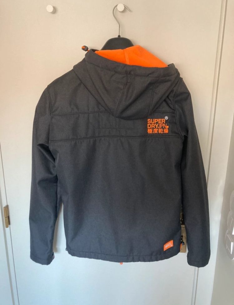 casaco superdry cinzento e laranja