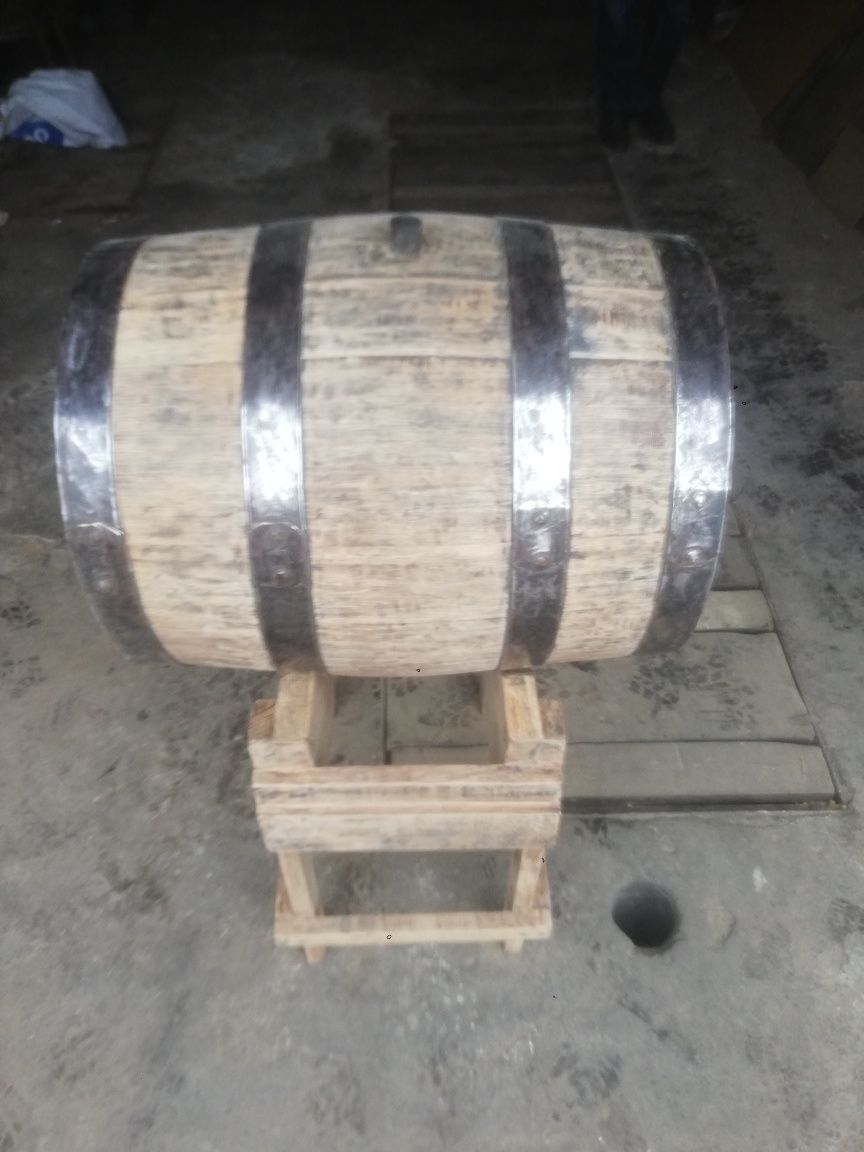 Продам бочка дубовая с подставкой