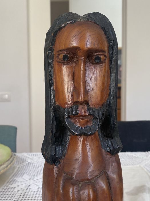 Escultura de Cristo em madeira — feita à mão