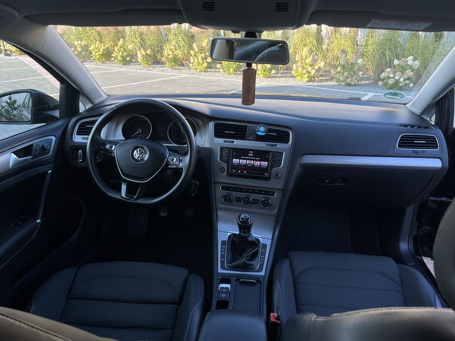 Продам автомобіль Golf 7 2015р 1.6 tdi МКПП