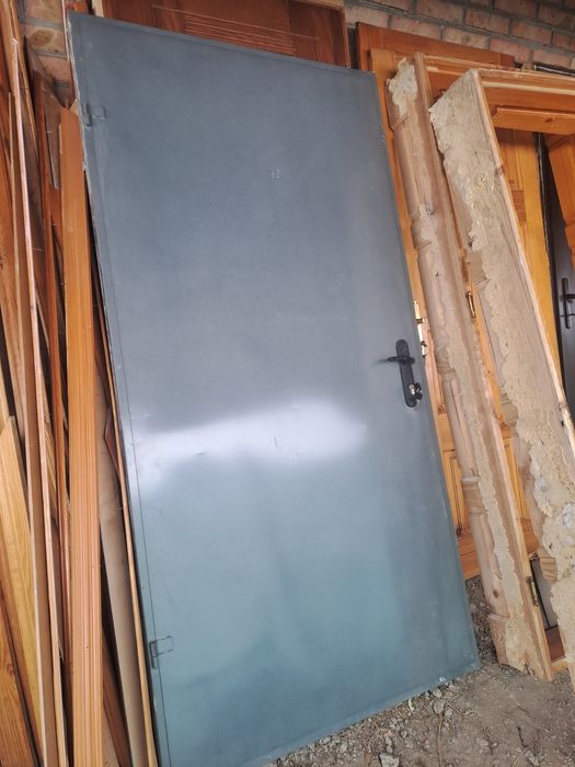 Двері вхідні металеві і дерев'яні