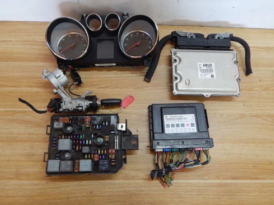 Zestaw startowy komputer stacyjka 1.7 cdti  Opel MOKKA I A zafira astra corsa meriva Trax 12-18  Łuków części