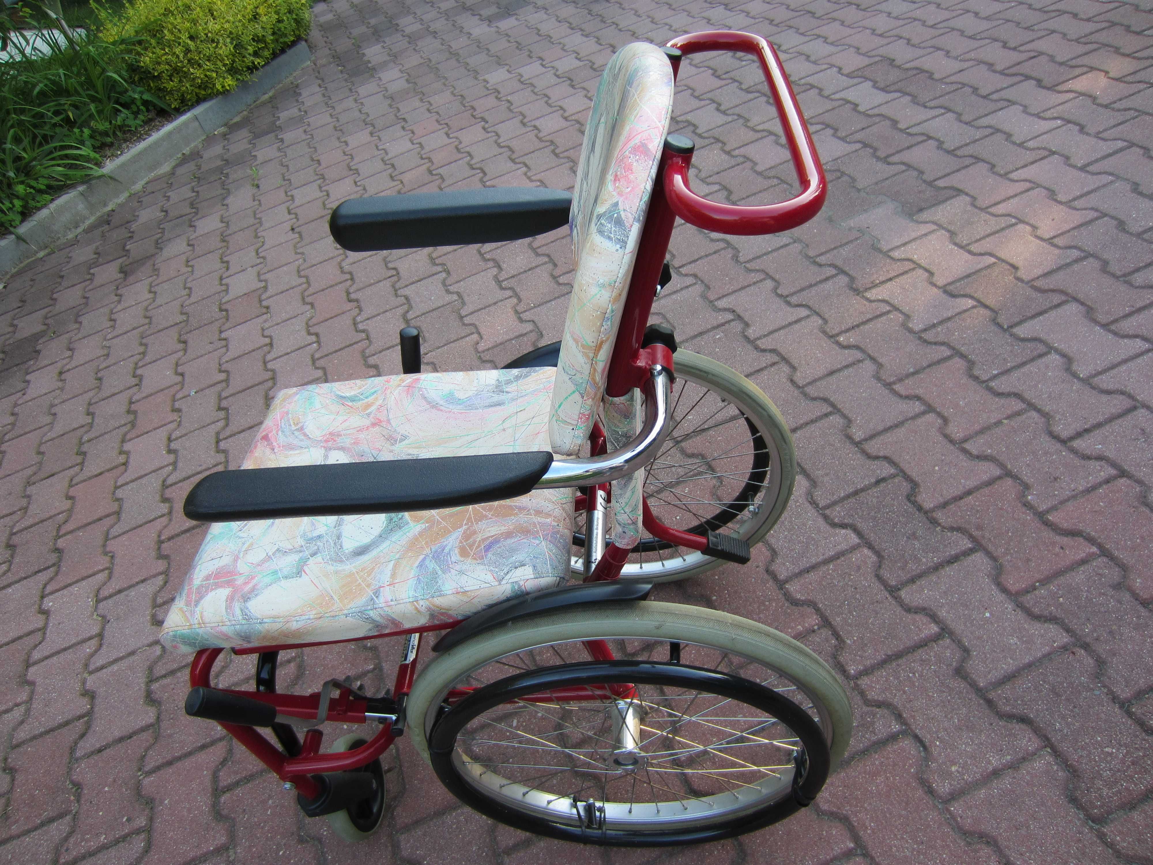 wózek inwalidzki, szczególnie nadaje się do kąpieli pod prysznicem