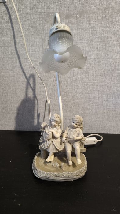 Ładna lampka. Z rzeźbą.