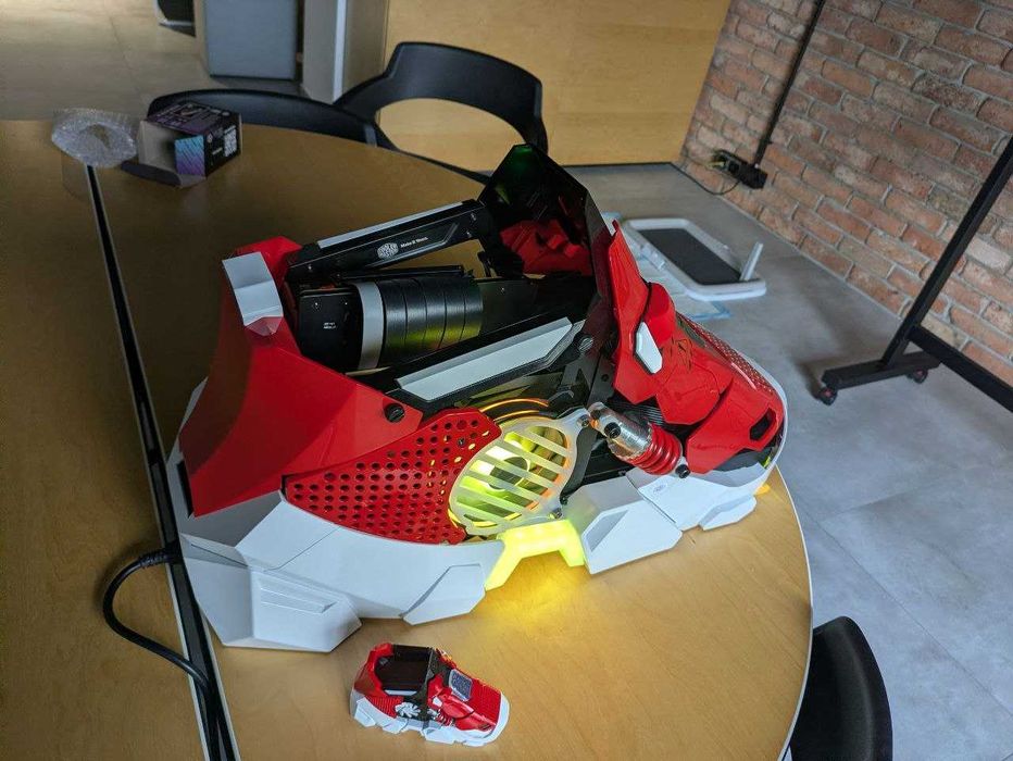 Komputer w unikalnej obudowie SNEAKER X