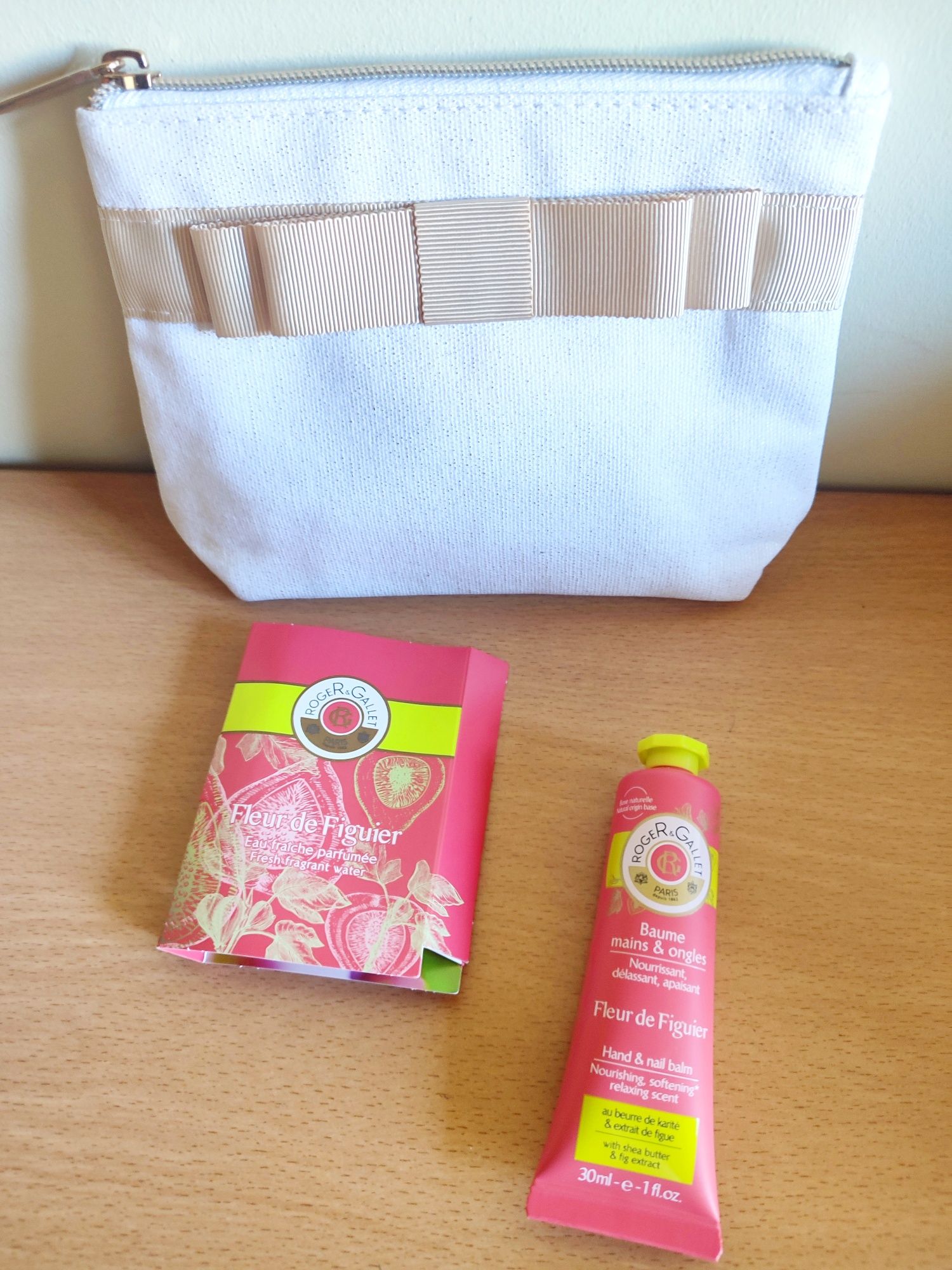 Bolsa com produtos Roger & Gallet