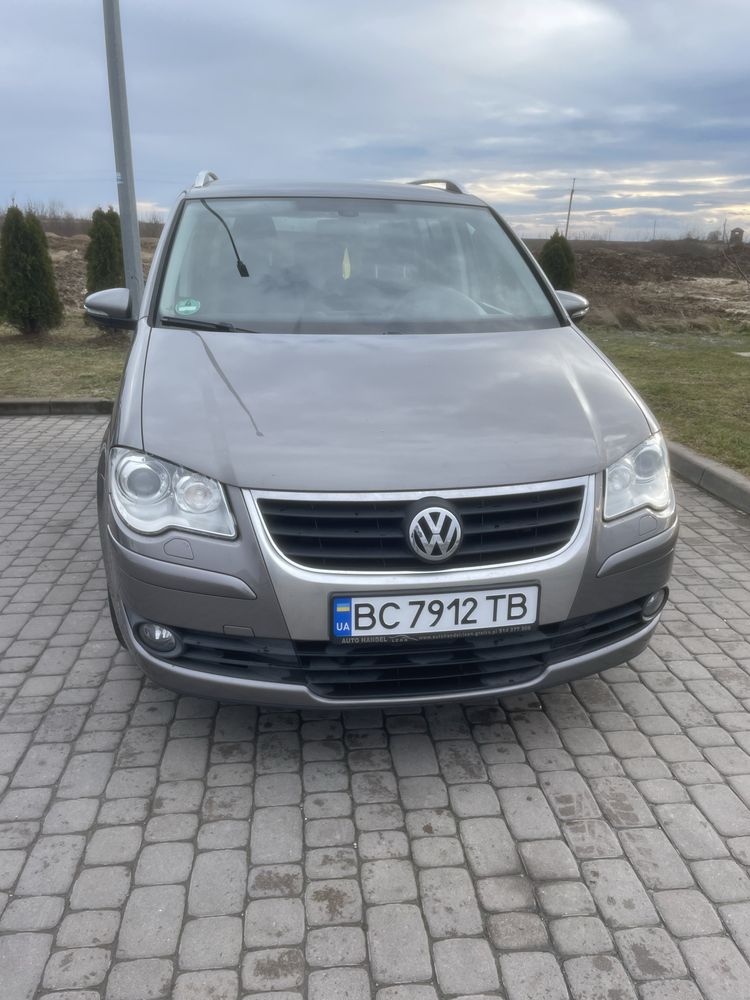 Продам Volkswagen Touran 2010 року.