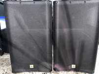 Colunas amplificadas The box pro DSP 115 com capas de proteção.