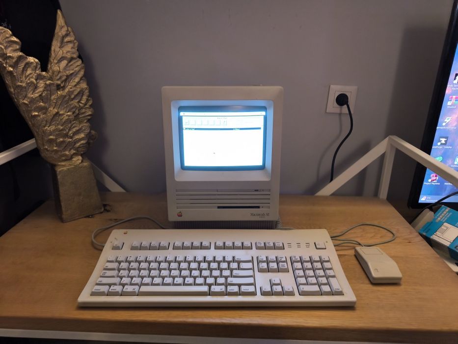 Komputer Macintosh SE FDHD w komplecie z oryginalną klawiaturą i mysz