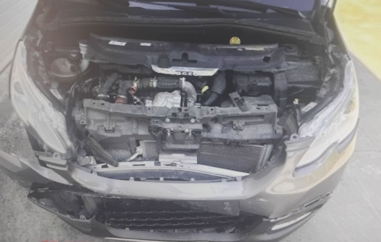 vendo Peugeot 2008 1.6 HDI com 103 mil km salvado acidentado batido
