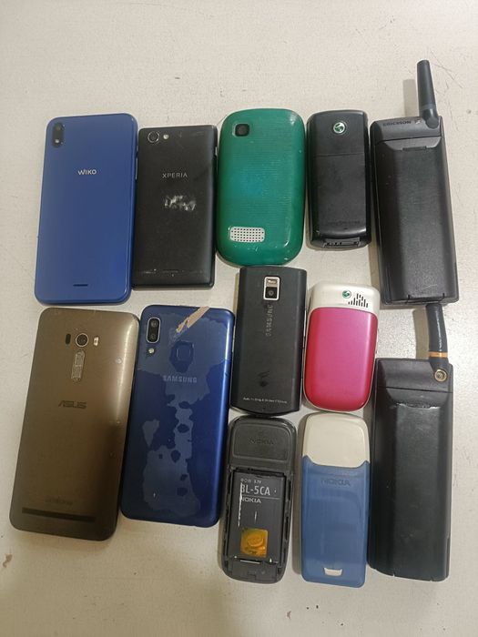 Lote 12 telemóveis para peças