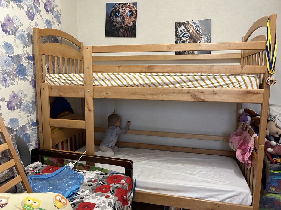 Продам двохярусне ліжко з матрасами