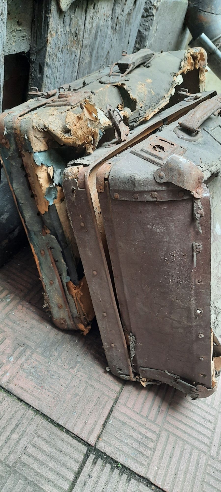 Stare międzywojenne walizki na części