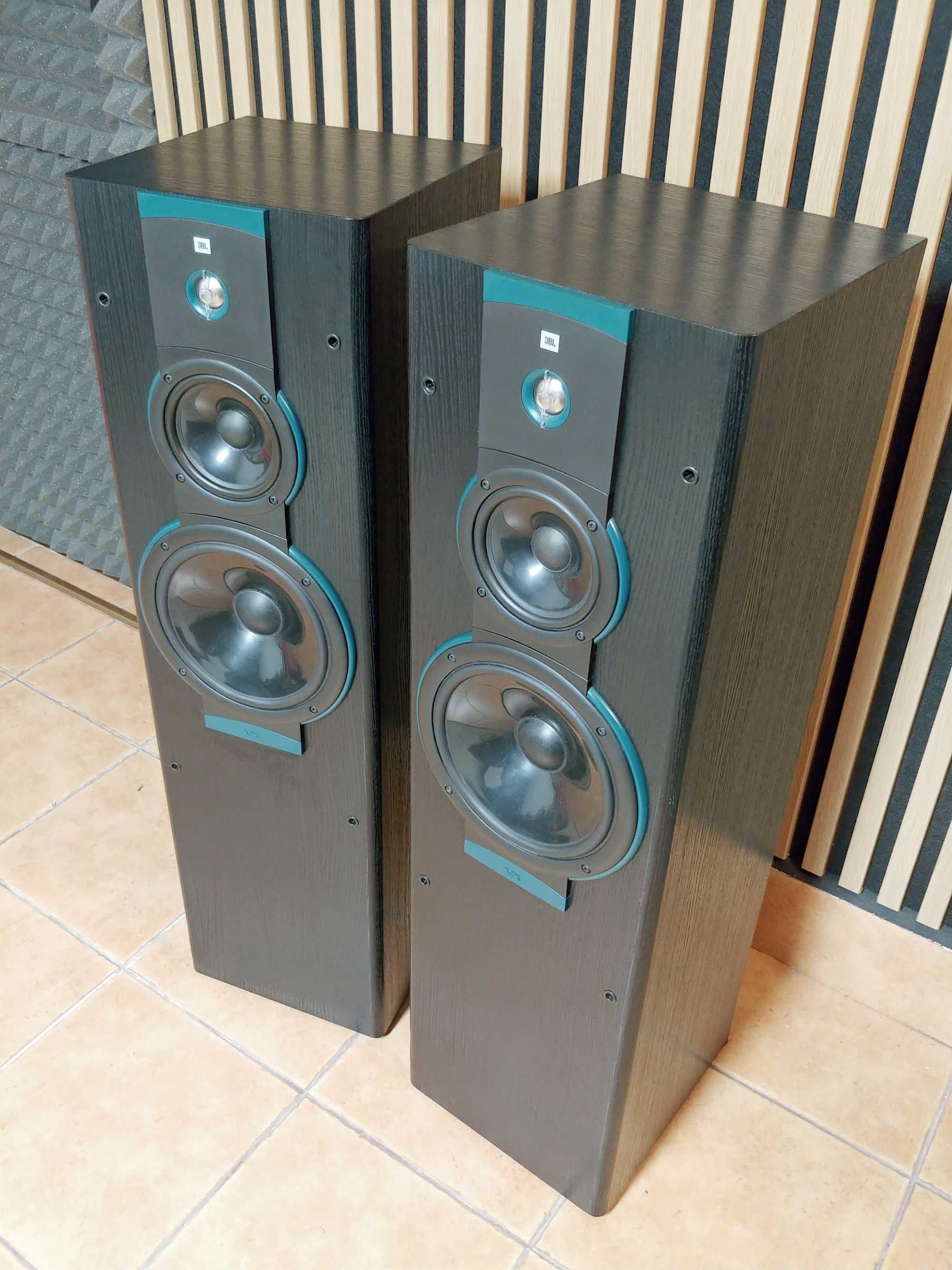 Para podłogowych kolumn JBL LX7.