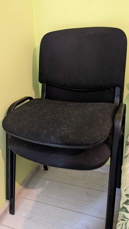 dwa podstawowe krzesła biurowe.  używany w domu