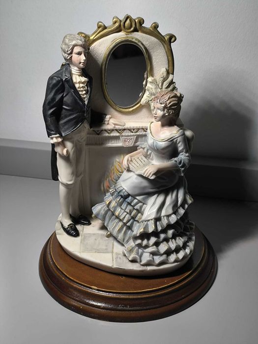Estatueta Romântica em Porcelana sobre Base de Madeira
