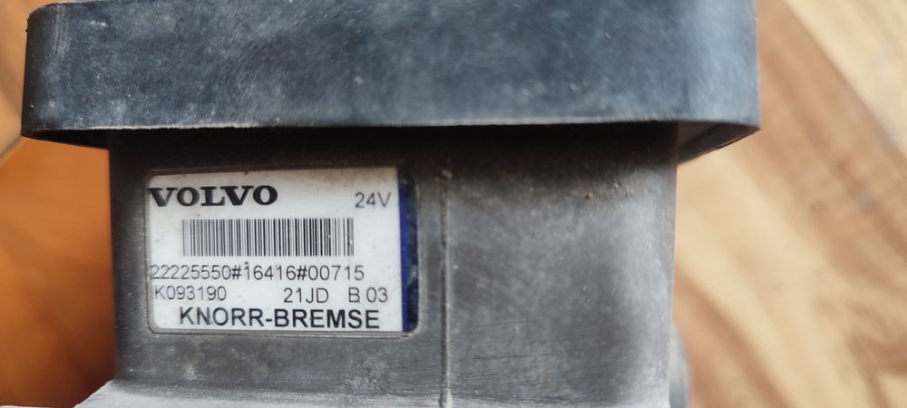 Кран клапан EBS 21327360 + склоочисники до Volvo FH4