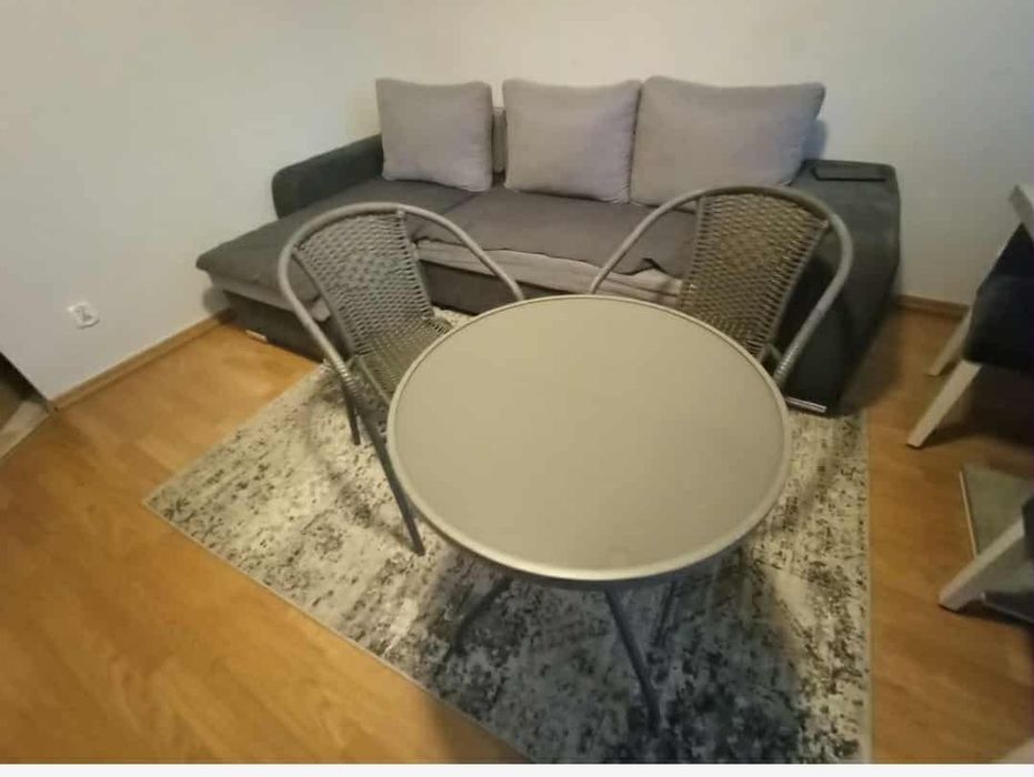 Stolik z kompletem krzeseł