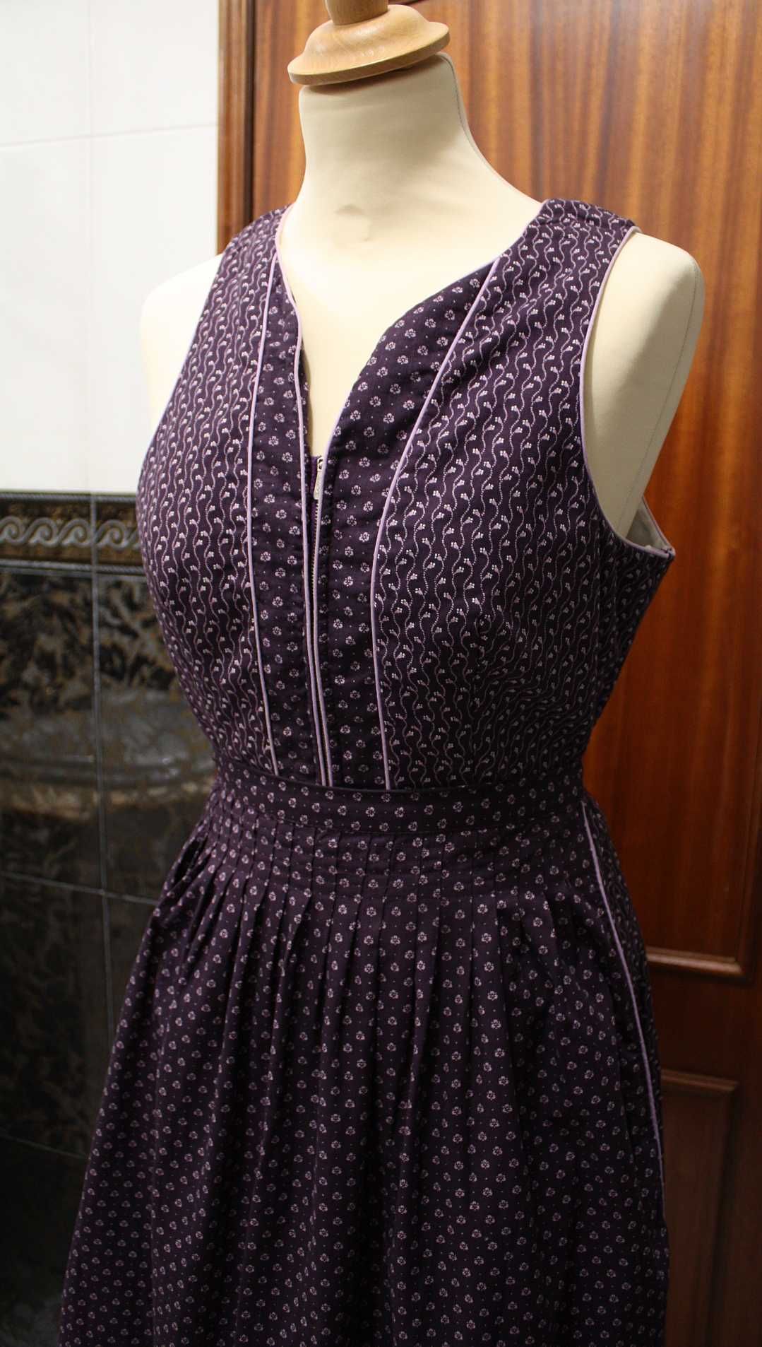 Vestido Vintage Bavarian Roxo com Padrão Floral