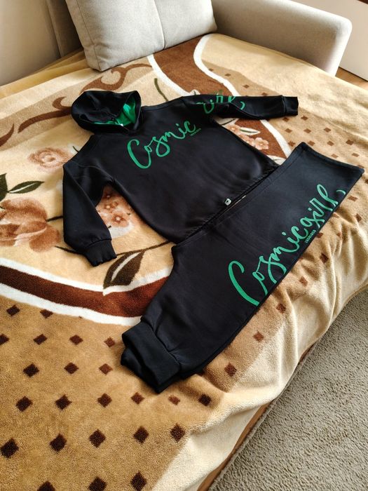 Dres dla dziewczynki w r 146.Bluza i spodnie.