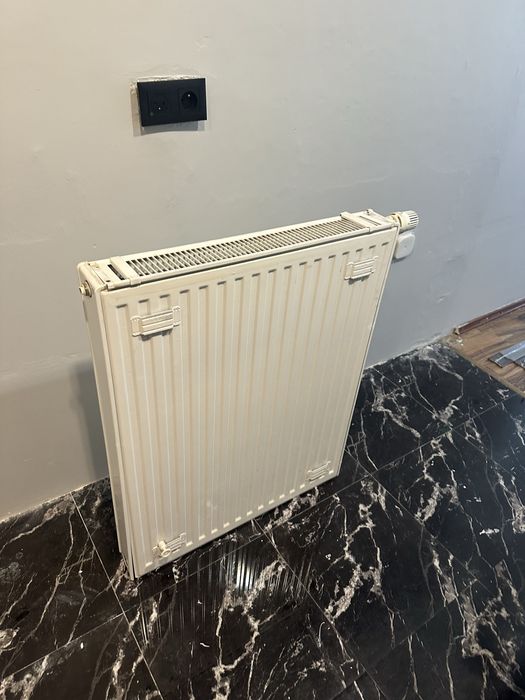Grzejnik scienny bialy
