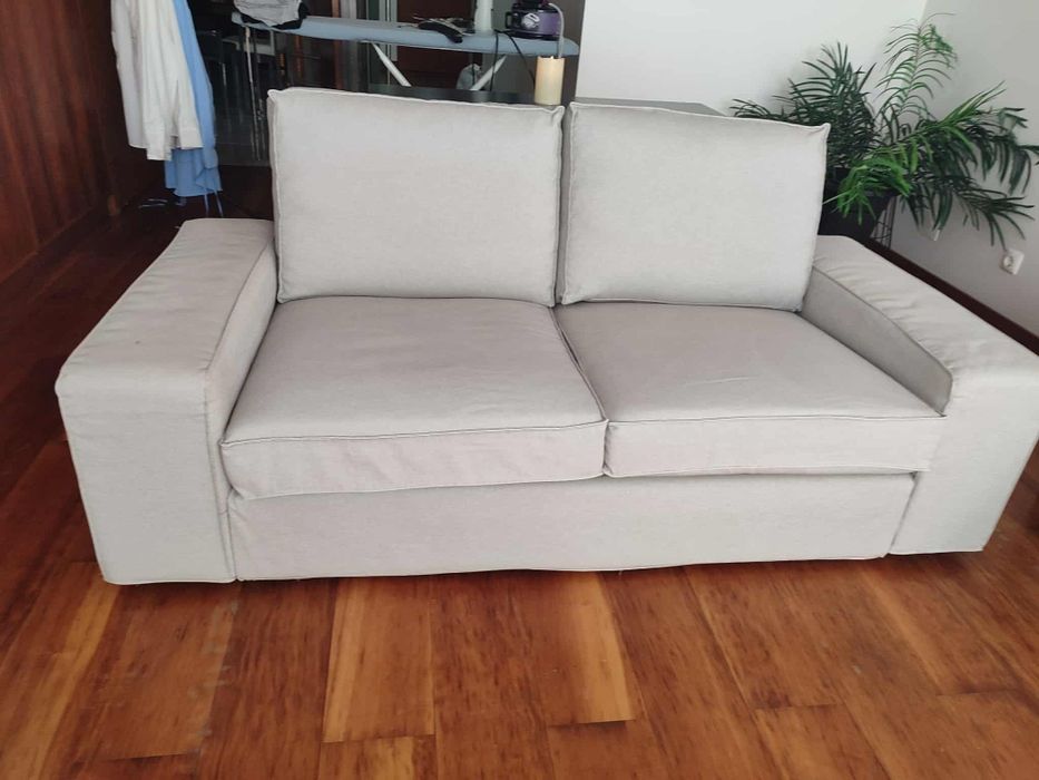 Conjunto de sofás em cinza claro.