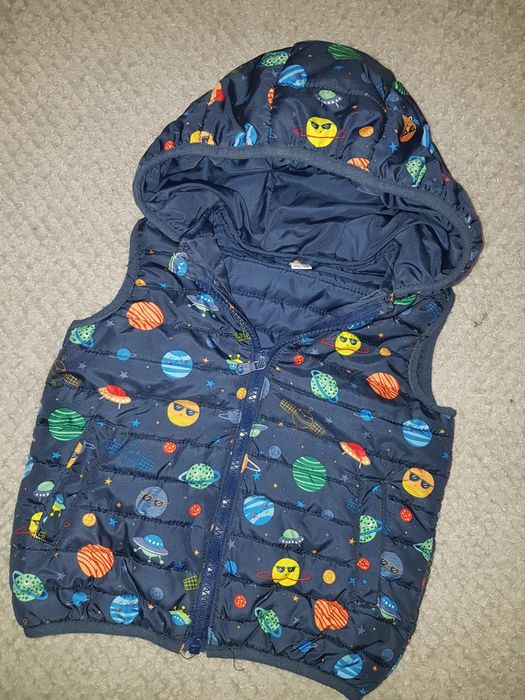 Красивая, яркая жилётка на 2 года