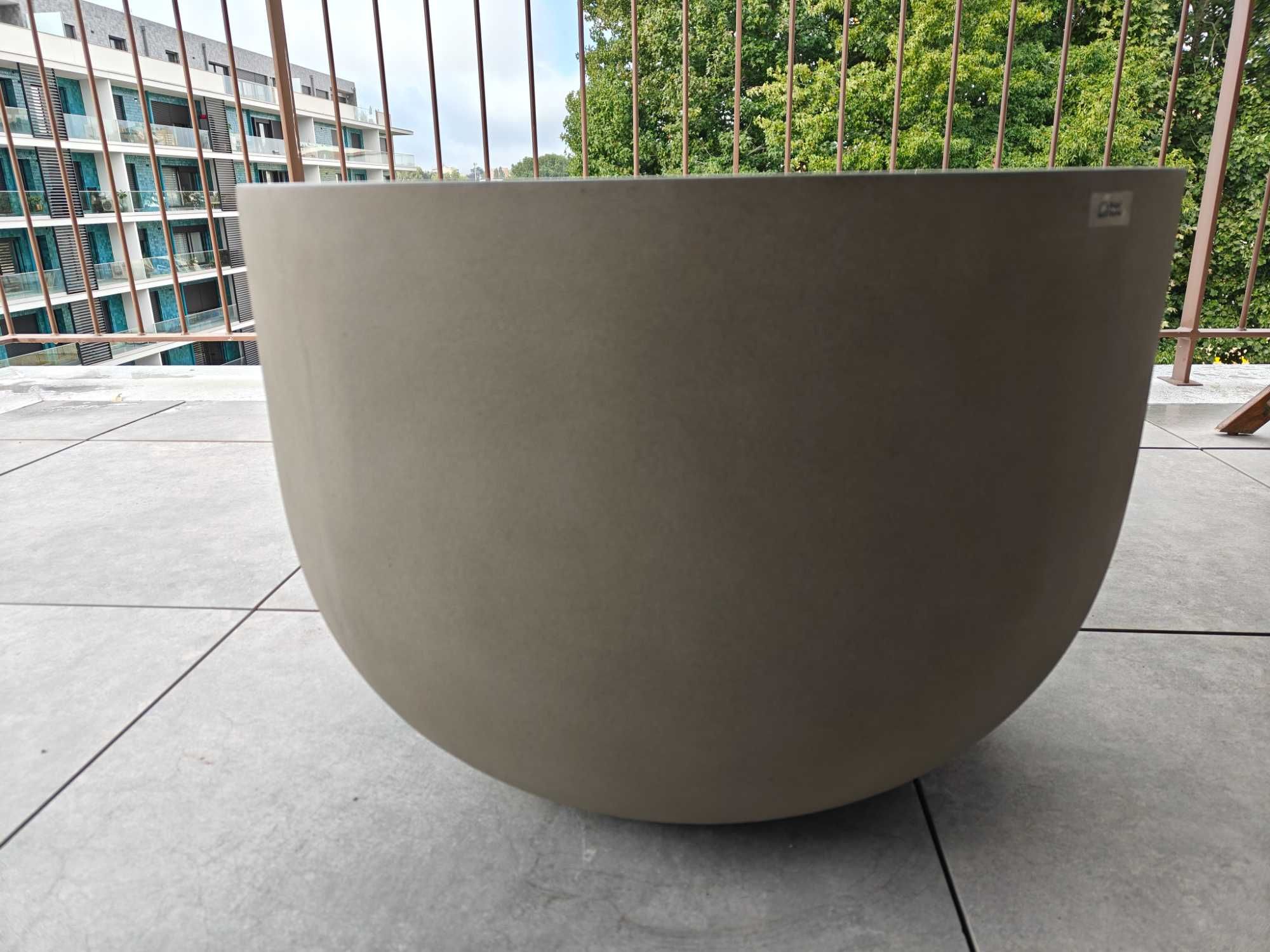 Kave home - Mesa Garbet exterior - cimento 60cm (com menos de 1 mês)